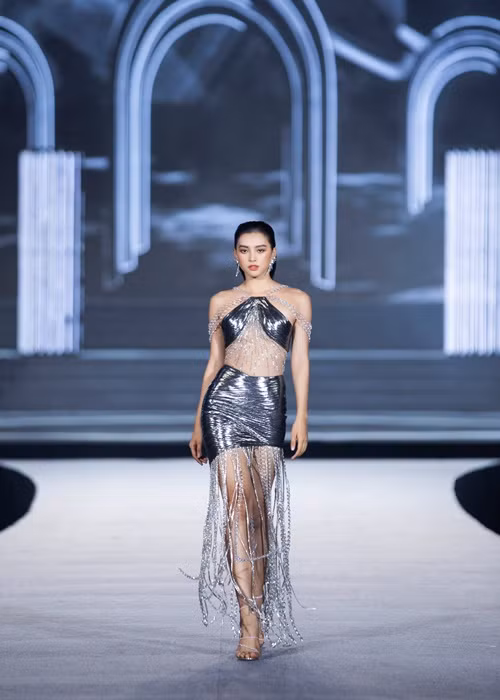 Người đẹp catwalk trong trang phục ánh bạc gợi cảm.