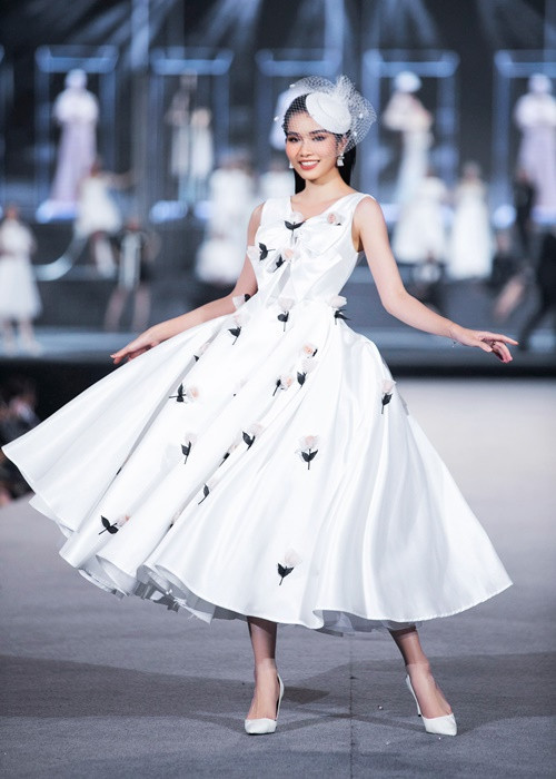 Dàn hoa hậu, á hậu trình diễn trang phục của các nhà thiết kế Võ Thành Can, Hà Thanh Việt và Phạm Đăng Anh Thư.