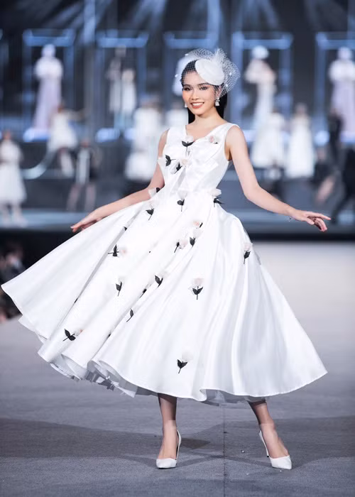 Dàn hoa hậu, á hậu trình diễn trang phục của các nhà thiết kế Võ Thành Can, Hà Thanh Việt và Phạm Đăng Anh Thư.