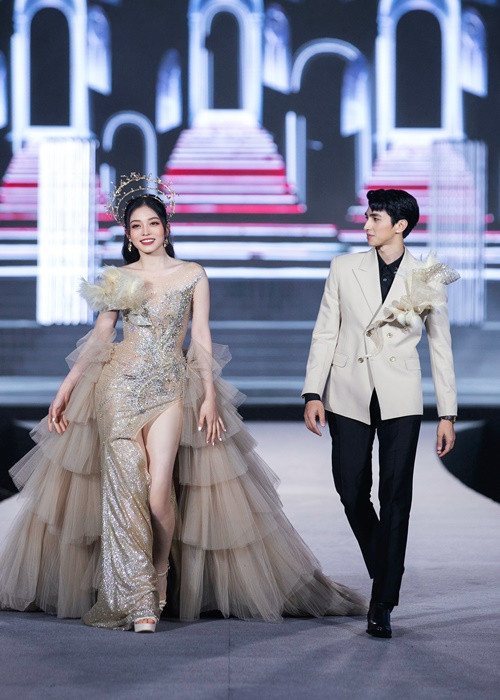 Á hậu Phương Nga và diễn viên Bình An cùng catwalk.