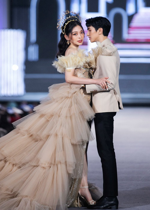 Cặp đôi trai tài gái sắc tình tứ trên sân khấu.