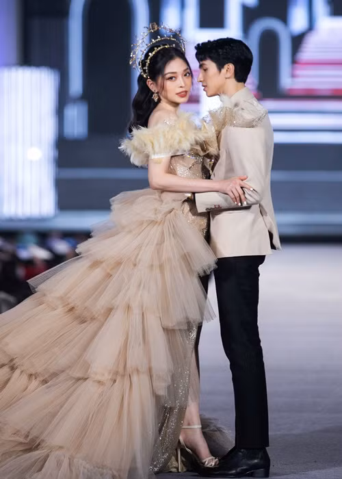 Cặp đôi trai tài gái sắc tình tứ trên sân khấu.