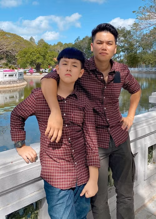 Lê Phương khoe khoảnh khắc chồng và con trai mặc áo đôi, chụp ảnh chung.