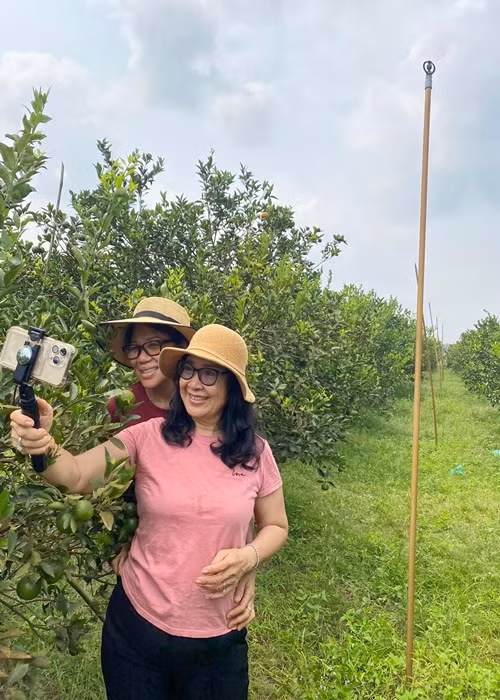 Mẹ của Lê Phương và mẹ của Trung Kiên vui vẻ chụp ảnh selfie.