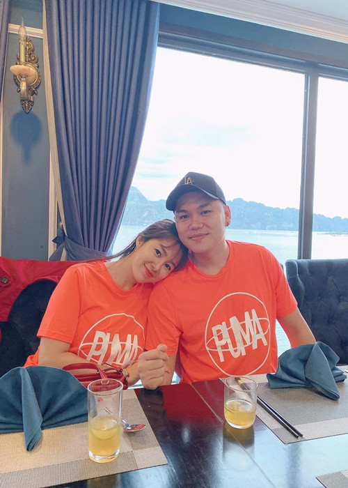 Lê Phương tái hôn với Trung Kiên vào năm 2017. Sau 5 năm kết hôn, cả hai vẫn tình tứ như hồi mới yêu.