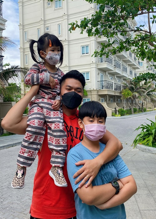 Ông xã kém 7 tuổi của Lê Phương xem bé Cà Pháo như con ruột, luôn dành những điều tốt nhất cho bé. Bản thân bé Cà Pháo cũng yêu thương cha dượng.