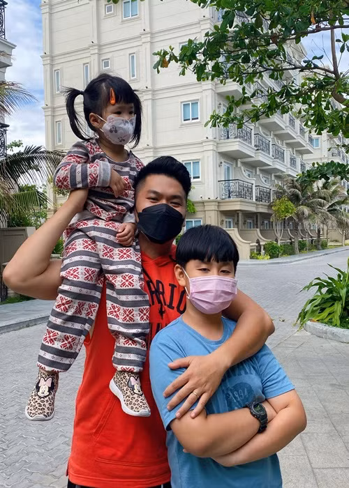 Ông xã kém 7 tuổi của Lê Phương xem bé Cà Pháo như con ruột, luôn dành những điều tốt nhất cho bé. Bản thân bé Cà Pháo cũng yêu thương cha dượng.