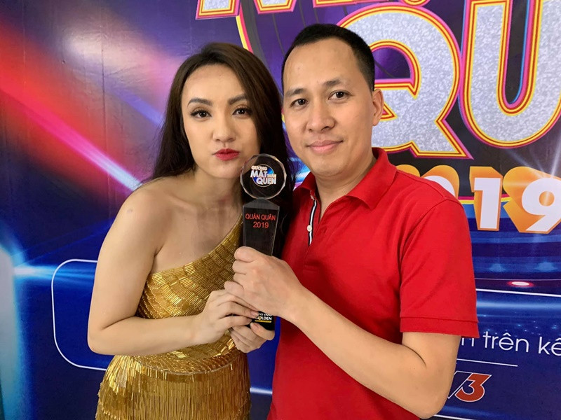 Sau khi kết hôn, Nhật Thủy tiếp tục được chồng hết lòng ủng hộ hoạt động nghệ thuật. Ngày Nhật Thủy đăng quang quán quân Gương mặt thân quen 2019, Ngô Quỳnh nhắn nhủ người bạn đời: “Vợ xứng đáng”.