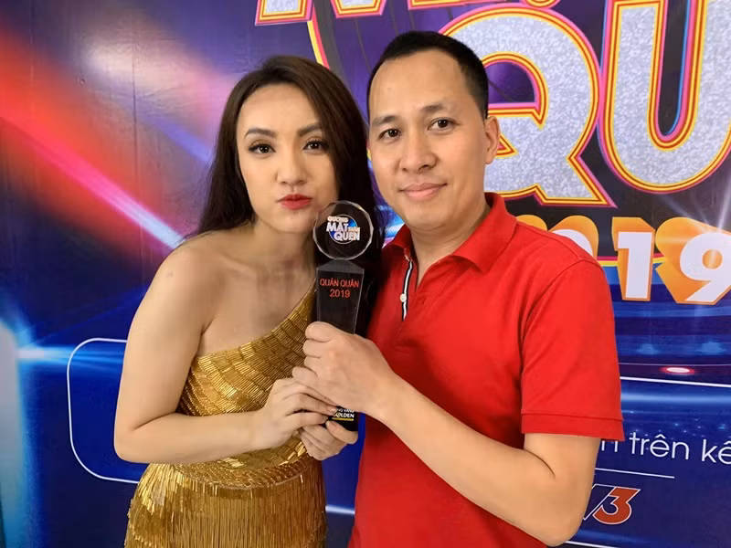 Sau khi kết hôn, Nhật Thủy tiếp tục được chồng hết lòng ủng hộ hoạt động nghệ thuật. Ngày Nhật Thủy đăng quang quán quân Gương mặt thân quen 2019, Ngô Quỳnh nhắn nhủ người bạn đời: “Vợ xứng đáng”.