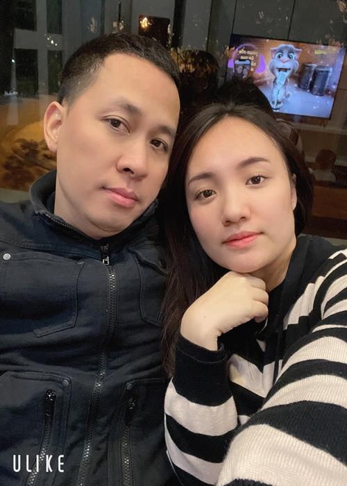 Ông xã của Nhật Thủy không ngại san sẻ công việc nhà giúp vợ từ việc nấu cơm, rửa bát đến gom quần áo đi giặt.