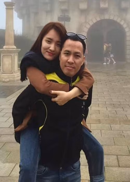 Ngô Quỳnh sinh năm 1977, hơn Nhật Thủy 14 tuổi và làm trong lĩnh vực truyền thông.