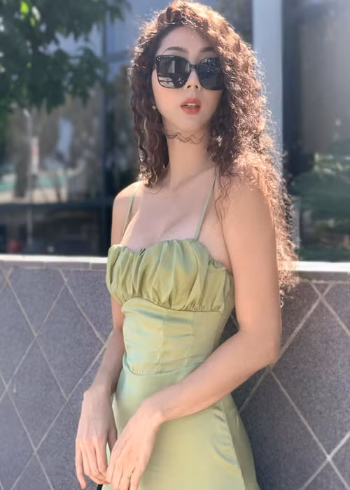 Ngọc Quyên luôn biết cách chọn trang phục để khoe vòng một căng đầy của mình.