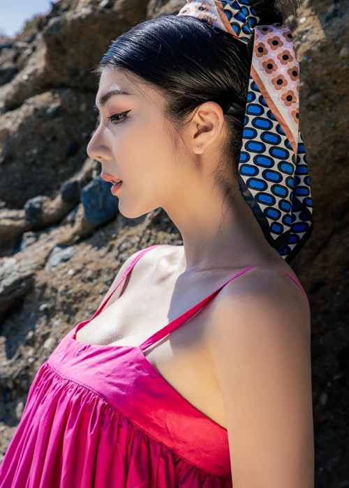 Ngọc Quyên gợi cảm hút mắt với váy hai dây.