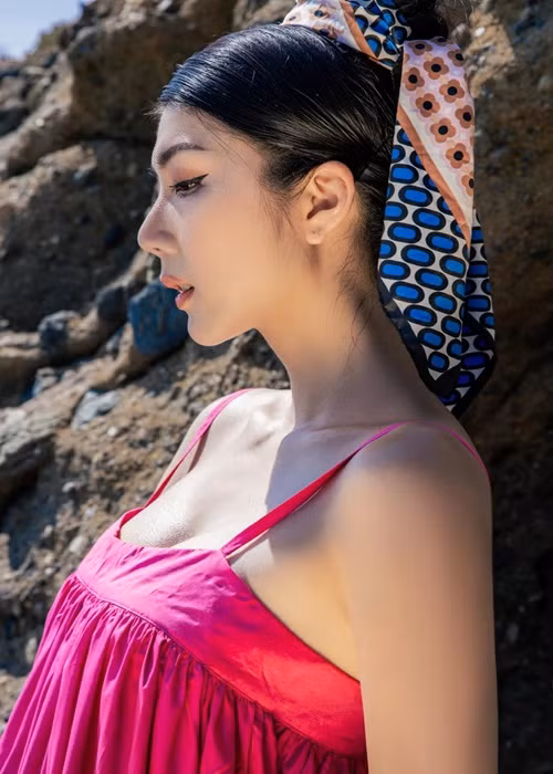 Ngọc Quyên gợi cảm hút mắt với váy hai dây.