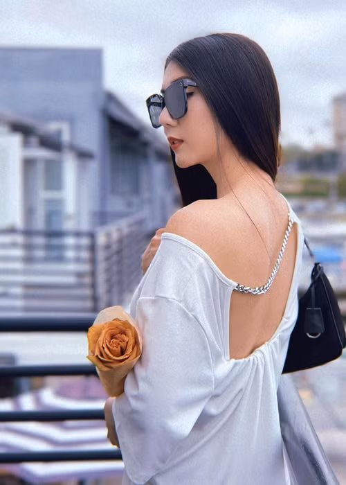 Cô thi thoảng chụp những bức hình thời trang.