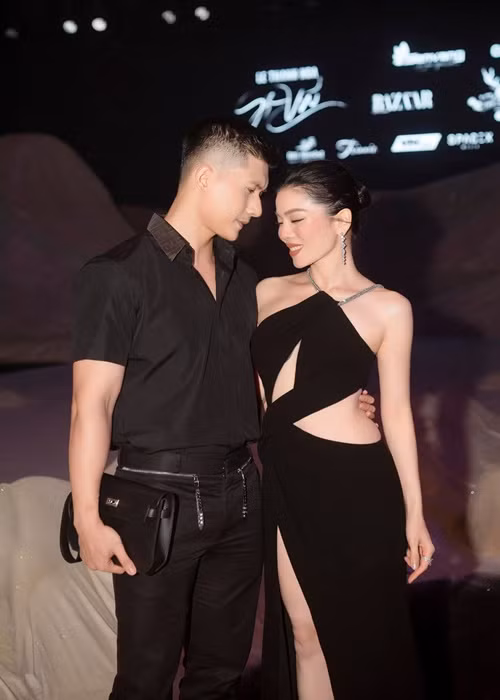 Nhìn nụ cười rạng rỡ của Lệ Quyên đủ thấy rằng mối quan hệ yêu đương giữa cô và Lâm Bảo Châu đầy ngọt ngào.