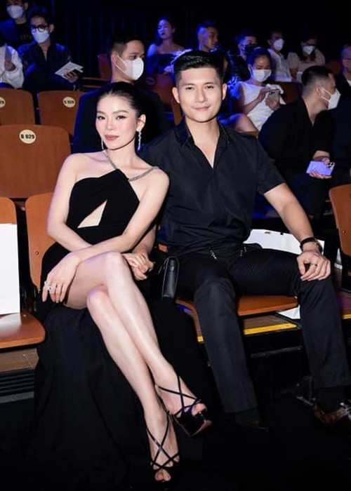 Lệ Quyên khoe vẻ gợi cảm bên tình trẻ điển trai, ngày càng phong độ tại một sự kiện cách đây không lâu.