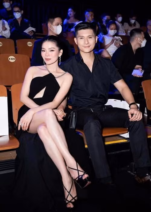 Lệ Quyên khoe vẻ gợi cảm bên tình trẻ điển trai, ngày càng phong độ tại một sự kiện cách đây không lâu.