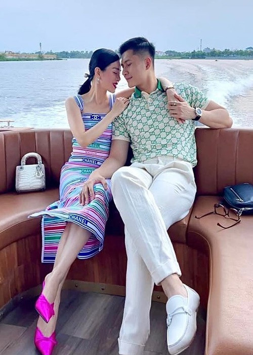 Lâm Bảo Châu dự tiệc sinh nhật của Lệ Quyên và bé Bo. Trên trang cá nhân, Lệ Quyên hé lộ khoảnh khắc tình tứ bên Lâm Bảo Châu khi cả hai đi tàu đến nơi tổ chức tiệc.