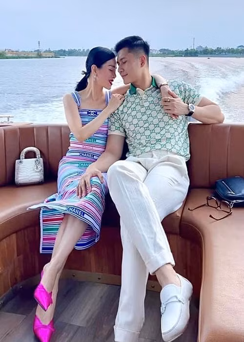 Lâm Bảo Châu dự tiệc sinh nhật của Lệ Quyên và bé Bo. Trên trang cá nhân, Lệ Quyên hé lộ khoảnh khắc tình tứ bên Lâm Bảo Châu khi cả hai đi tàu đến nơi tổ chức tiệc.