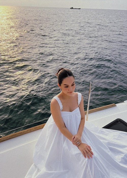 Ngoài không đăng tải ảnh chụp cận cảnh vòng 2, nữ ca sĩ còn giấu vòng 2 bằng trang phục rộng thùng thình. Ảnh: FBNV