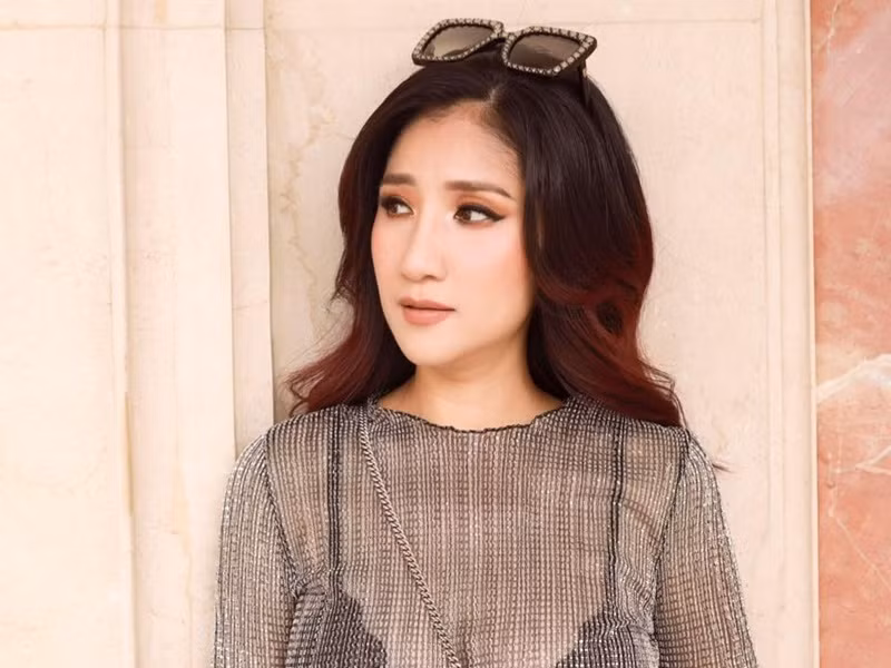 Cát Tường từng bị quấy rối tình dục. Cô kể, sau đạt giải 3 cuộc thi Tiếng hát Truyền hình TP HCM năm 1996, cô được một nhân vật nổi tiếng muốn lăng xê, cho phủ sóng khắp truyền hình. Khi gặp trao đổi công việc, nhận vật này lại hẹn Cát Tường tại khách sạn. Khi hỏi lý do vào khách sạn, người đàn ông đó trả lời để Cát Tường hát cho có cảm xúc. Theo vào khách sạn, Cát Tường cảm thấy có sự nguy hiểm nên tỏ ra khá thận trọng. Ảnh: FBNV