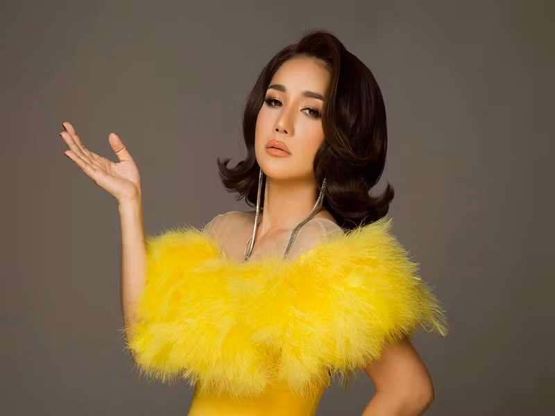 Cát Tường không tiết lộ danh tính và hình ảnh chồng cũ. Theo lời kể của nữ MC, cô yêu chồng cũ ngay lần đầu gặp và 4 tháng sau có bầu. Vì chồng cũ của Cát Tường là Việt Kiều nên vừa cưới xong, anh lại ra nước ngoài. Hai người yêu xa nhưng tình cảm vẫn mặn nồng. Chỉ đến sau khi Cát Tường sinh con 1 tháng, tình cảm vợ chồng nhạt phai. Đến năm con gái 2 tuổi, Cát Tường ly hôn. Ảnh: FBNV