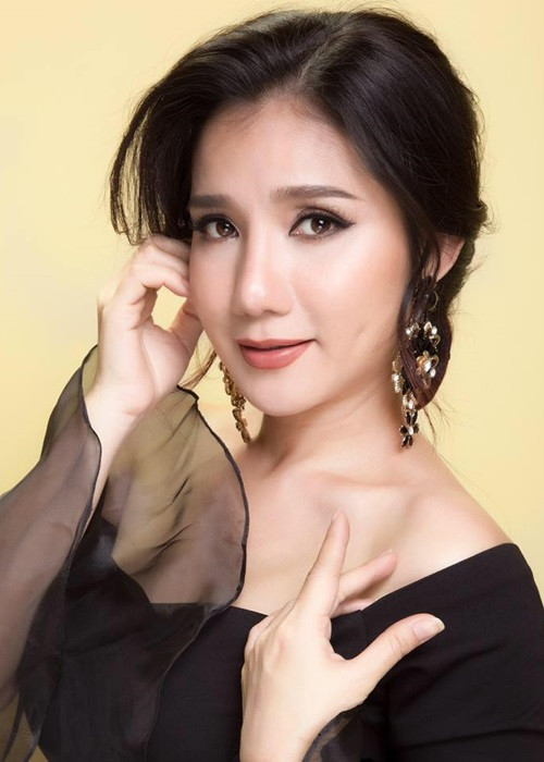 Khi thấy Cát Tường căng thẳng, người đó mời uống nước ngọt nhưng Cát Tường không dám uống. Sau đó, cô hát thử, trong lòng rất lo sợ. Rồi Cát Tường bất ngờ bị người đàn ông đó kéo xuống giường ép hôn nhưng cô né tránh. Biết không thể làm gì Cát Tường, người này trở mặt, quay sang mắng nữ diễn viên rồi móc ví bỏ lại tiền và bỏ đi. Đúng lúc đó, bạn của Cát Tường đến. Ảnh: FBNV