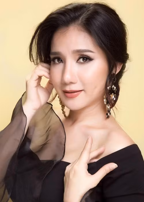 Khi thấy Cát Tường căng thẳng, người đó mời uống nước ngọt nhưng Cát Tường không dám uống. Sau đó, cô hát thử, trong lòng rất lo sợ. Rồi Cát Tường bất ngờ bị người đàn ông đó kéo xuống giường ép hôn nhưng cô né tránh. Biết không thể làm gì Cát Tường, người này trở mặt, quay sang mắng nữ diễn viên rồi móc ví bỏ lại tiền và bỏ đi. Đúng lúc đó, bạn của Cát Tường đến. Ảnh: FBNV