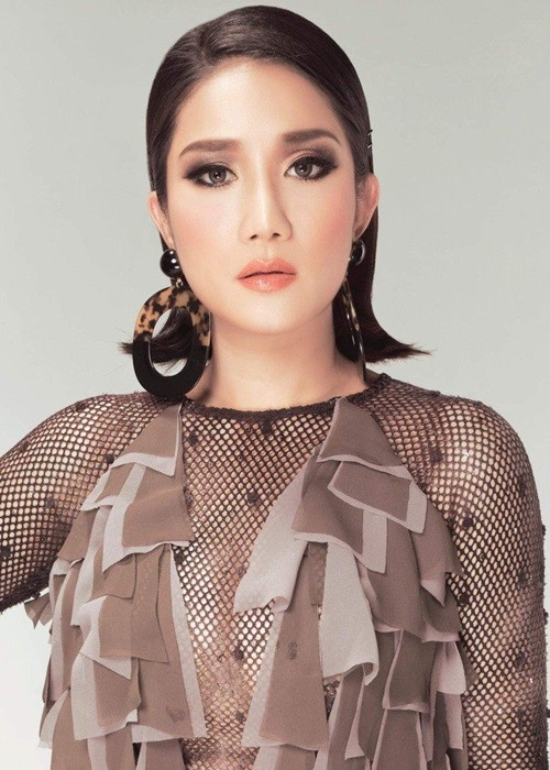 Cát Tường còn kể khi đi tỉnh hát, cô bị một nam ca sĩ gạ tình. “Người này chủ động ôm hôn Cát Trường nhưng sau đó không hiểu vì sao Cát Tường bật cười khiến đối phương “đơ người”. Sau đó cả hai ngồi nói chuyện với nhau như chưa hề có chuyện gì xảy ra”, cô nói. Ảnh: FBNV