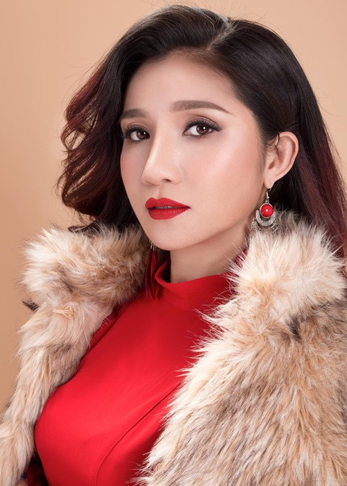 “Một đại gia nước ngoài nói sẽ trả tiền công cho Cát Tường là 50.000 USD nhưng chỉ lấy con, không lấy mẹ. Nghe xong, Cát Tường tức giận lắm nhưng vẫn giữ bình tĩnh hỏi đại gia đó vì sao lại chọn mình. Trả lời Cát Tường, vị đại gia này nói rằng anh không cần đẹp mà cần sự thông minh. Nghe xong Cát Tường cũng vui lòng nhưng tất nhiên cô từ chối. Cát Tường muốn đưa câu chuyện này để cho thấy đây là một cám dỗ rất lớn”, cô nói. Ảnh: FBNV