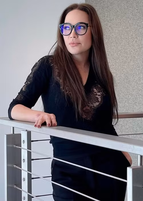 ...Đừng nói những lời cay nghiệt khi bạn vẫn còn cả cuộc đời phía trước. Đừng nói những điều to lớn khi bạn dành cả thanh xuân để xăm soi chuyện người. Đừng hoá thần thánh bản thân khi bản thân chưa luyện xong kiếp người. Cuối cùng đừng vì bất hạnh của bản thân mà đi dè biểu hạnh phúc của người khác. Bởi vì, mọi vấn đề đều có nguyên do của nó. Đừng đợi đến khi người ta chết mới nói lời chia buồn, hãy chúc phúc khi người ta vui, mọi mối lương duyên trên đời đều đã được vũ trụ an bài", Thanh Hà viết.