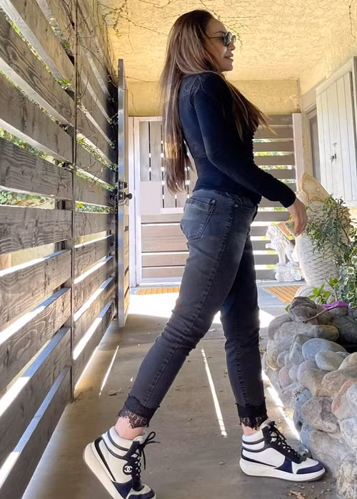 Từng sở hữu thân hình hơi mũm mĩm, cô nay thon gọn hơn.