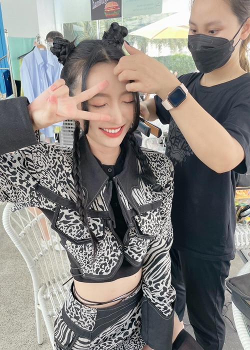 Cô hiện lọt top 16 phần thi Người đẹp du lịch của cuộc thi Miss World Vietnam.