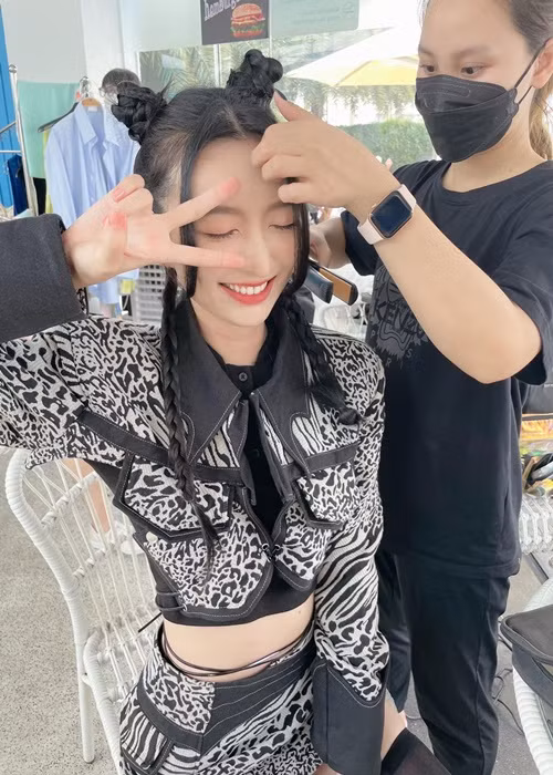 Cô hiện lọt top 16 phần thi Người đẹp du lịch của cuộc thi Miss World Vietnam.