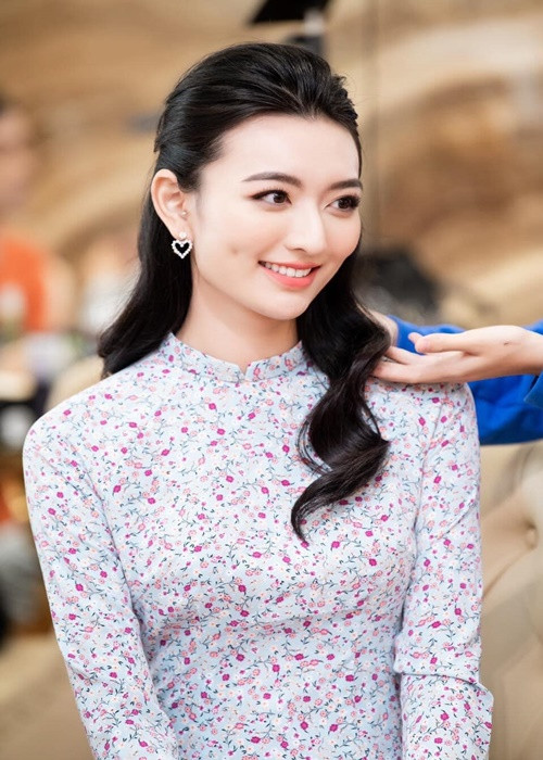 Nụ cười tỏa nắng và má lúm đồng tiền duyên dáng là những nét thu hút của Xuân Mai.