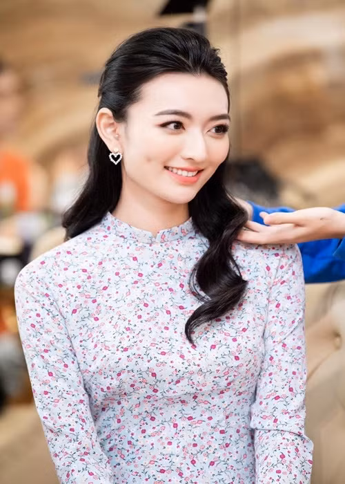 Nụ cười tỏa nắng và má lúm đồng tiền duyên dáng là những nét thu hút của Xuân Mai.