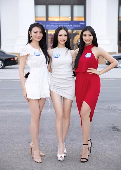 Xuân Mai sở hữu vóc dáng thon gọn với chiều cao 1m73, có số đo 3 vòng 80–60–94 cm.