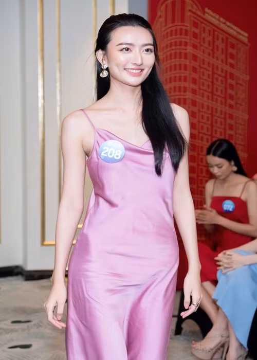 Xuân Mai sinh ra trong một gia đình người Việt gốc Hoa, mẹ là người Việt còn bà nội là người Nhật.