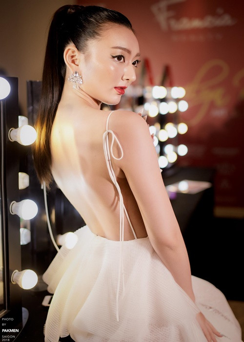 Chân dài sinh năm 1999 có khả năng ca hát, đọc rap, nhảy.