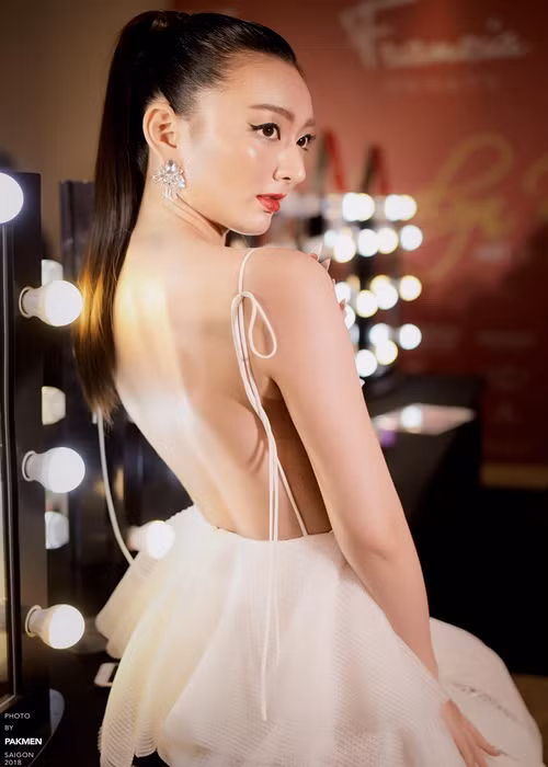 Chân dài sinh năm 1999 có khả năng ca hát, đọc rap, nhảy.