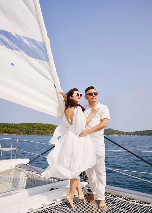 Vợ chồng Jennifer Phạm vui chơi trên du thuyền. Ảnh: FBNV