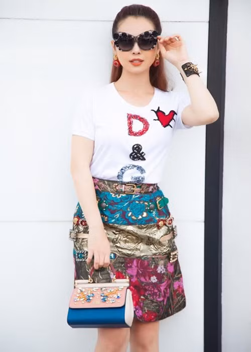 Jennifer Phạm diện nguyên set đồ hàng hiệu. Ảnh: Khám phá