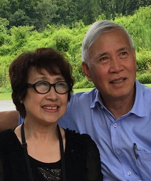 Sau 1 lần đò, NSƯT Kim Tiến tái hôn với doanh nhân, tiến sĩ Hóa học Đào Văn Tám. Trong cuộc phỏng vấn với Dân Trí, bà cho biết, bà có một con gái duy nhất với chồng trước. Ông xã của bà có mấy người con đều sinh sống, làm việc và định cư ở Đức. Mối quan hệ giữa vợ chồng Kim Tiến với con riêng đều rất tốt đẹp. Ảnh: Dân Trí