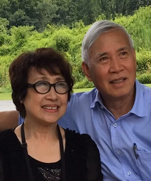 Sau 1 lần đò, NSƯT Kim Tiến tái hôn với doanh nhân, tiến sĩ Hóa học Đào Văn Tám. Trong cuộc phỏng vấn với Dân Trí, bà cho biết, bà có một con gái duy nhất với chồng trước. Ông xã của bà có mấy người con đều sinh sống, làm việc và định cư ở Đức. Mối quan hệ giữa vợ chồng Kim Tiến với con riêng đều rất tốt đẹp. Ảnh: Dân Trí