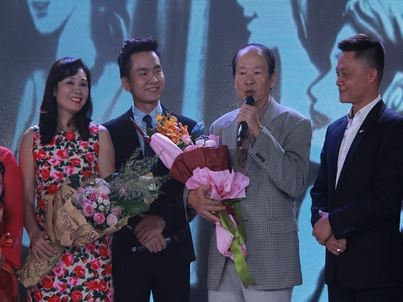 NSƯT Mạnh Tường từng tâm sự dù đã nghỉ hưu nhưng niềm đam mê với nghề chưa bao giờ hết. Ông vẫn theo dõi bước chân của các bậc đàn em, đàn cháu trong nghề dẫn. Năm 2015, ông tham gia chương trình Bữa trưa vui vẻ kỷ niệm 45 năm ngày phát sóng chương trình đầu tiên của Đài Truyền hình Việt Nam. Ảnh: Vietnamnet