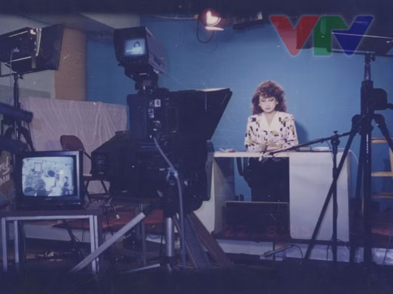 NSƯT Kim Tiến chính là giọng đọc của những câu nói bất hủ như Thuê bao quý khách vừa gọi hiện không liên lạc được, xin quý khách vui lòng gọi lại sau; Đây là đài Tiếng nói Việt Nam. Ảnh: VTV