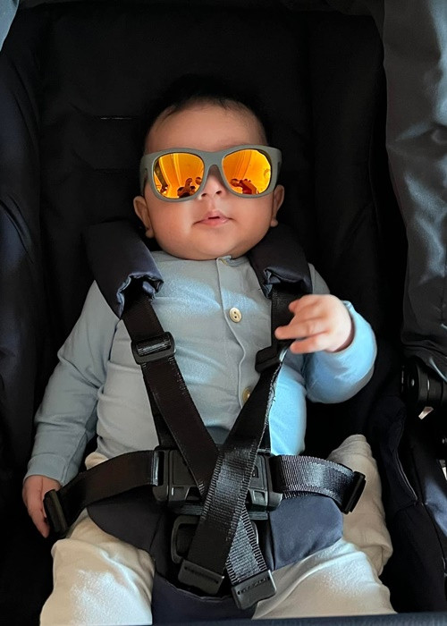 Vợ chồng Chi Bảo không ngại ngần chia sẻ loạt ảnh con trai. Ảnh: FBNV