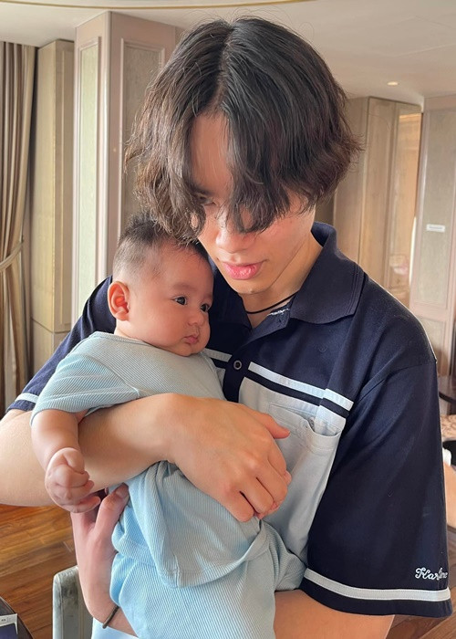Mới đây, Chi Bảo khoe Gia Cát cưng nựng bé Gia Khang. Hai con trai của nam diễn viên cách nhau hơn 20 tuổi. Ảnh: FBNV