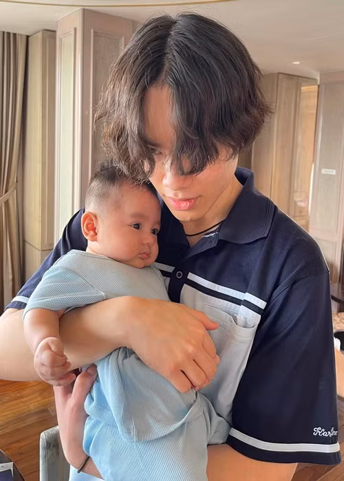 Mới đây, Chi Bảo khoe Gia Cát cưng nựng bé Gia Khang. Hai con trai của nam diễn viên cách nhau hơn 20 tuổi. Ảnh: FBNV